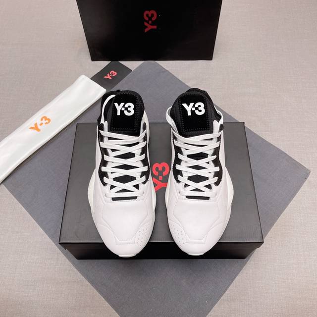 Y-3标 现货欢迎上图 爆款 透气款 原版1：1复刻本山本耀司最新力作颜色搭配令人眼目一新， 此款无论在鞋底、鞋面用料都升了一个档次！ 头层纯白牛皮 配特制弹力